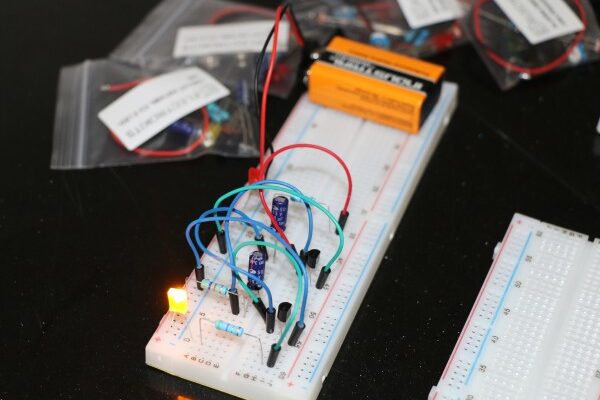 Stable circuit with 2 LEDs - Electronic fireflies
